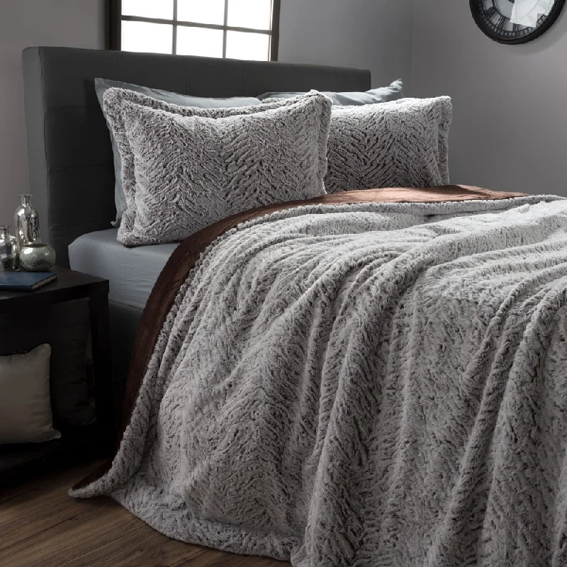 Latex - filled comforters with a bouncy texture and good supportComforter Set - 3-Piece Plush Blanket and Sham Set by Windsor Home (Grey/Chocolate/Black) Latex - filled comforters with a bouncy texture and good supportComforter Set - 3-Piece Plush Blanket and Sham Set by Windsor Home (Grey/Chocolate/Black)