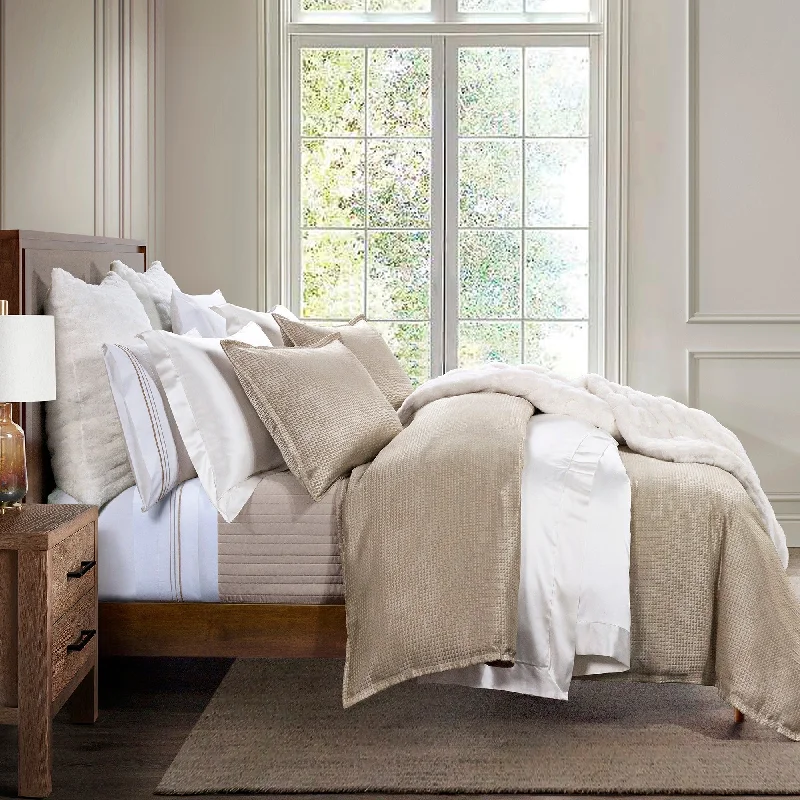 Latex - filled comforters with a bouncy texture and good supportHiEnd Accents Sydney Lustrous Jacquard Comforter Set, Champagne, 3PC Latex - filled comforters with a bouncy texture and good supportHiEnd Accents Sydney Lustrous Jacquard Comforter Set, Champagne, 3PC