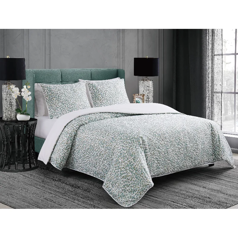 Full - size comforters suitable for full - sized beds in guest rooms or small bedroomsBadgley Mischka Home Serina Metallic Comforter Set Full - size comforters suitable for full - sized beds in guest rooms or small bedroomsBadgley Mischka Home Serina Metallic Comforter Set