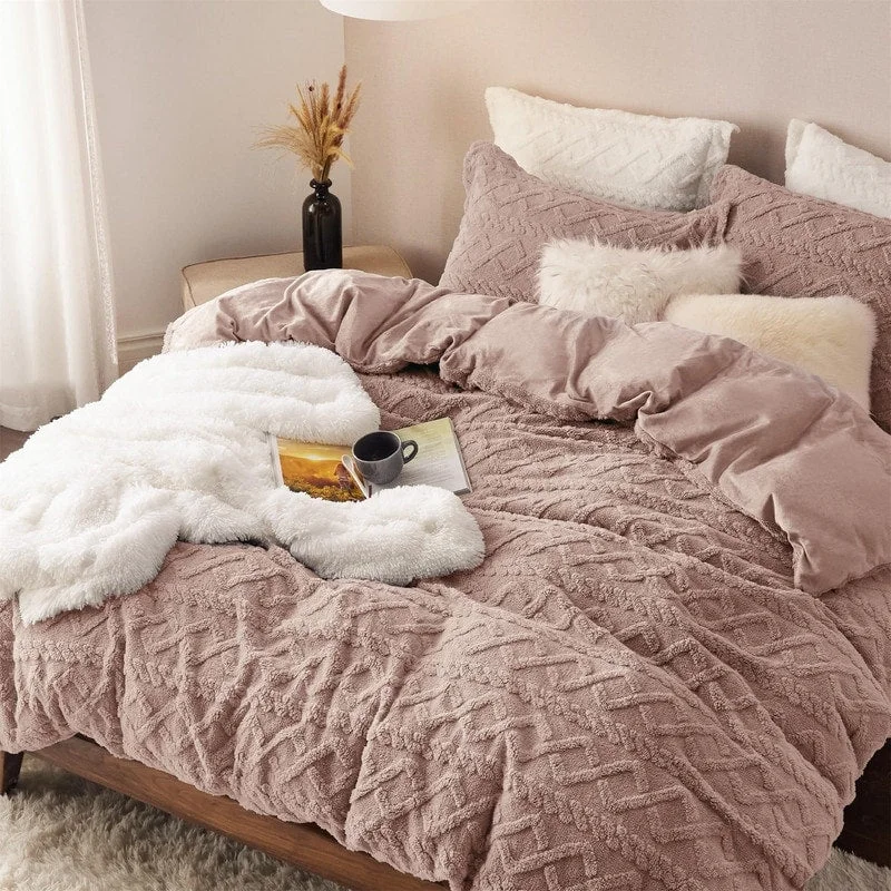 Silk - filled comforters for a luxurious and smooth touchCameo Rose Plush Quilt Cover 3 Pieces Silk - filled comforters for a luxurious and smooth touchCameo Rose Plush Quilt Cover 3 Pieces