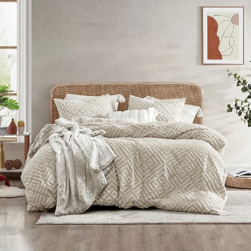 Goose down comforters known for their superior quality and insulationClipped Diamond Comforter Set Goose down comforters known for their superior quality and insulationClipped Diamond Comforter Set