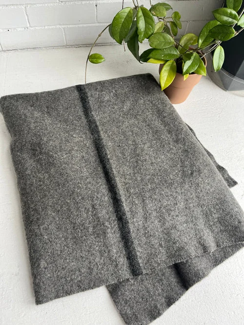 Linen blankets with a rustic and textured look1950's Authentic Military Wool Blankets Linen blankets with a rustic and textured look1950's Authentic Military Wool Blankets