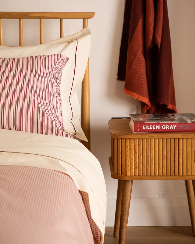Silk blankets with a smooth and elegant touchFoxford Red Rolenio Flat Sheet - Super King Silk blankets with a smooth and elegant touchFoxford Red Rolenio Flat Sheet - Super King