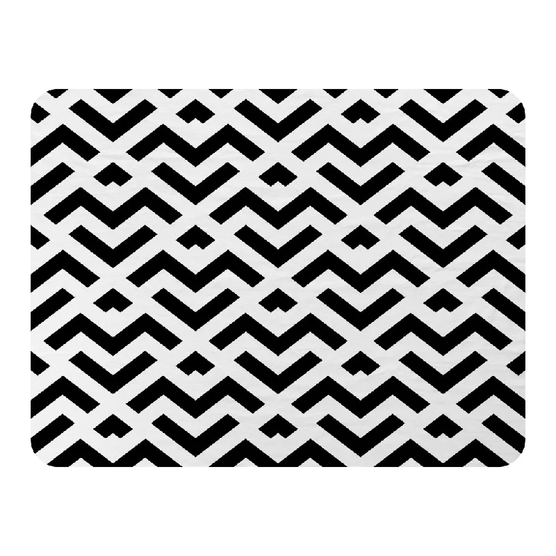 Cotton blankets for breathability and a lightweight feelBlack & White Geometric (Blanket) Cotton blankets for breathability and a lightweight feelBlack & White Geometric (Blanket)