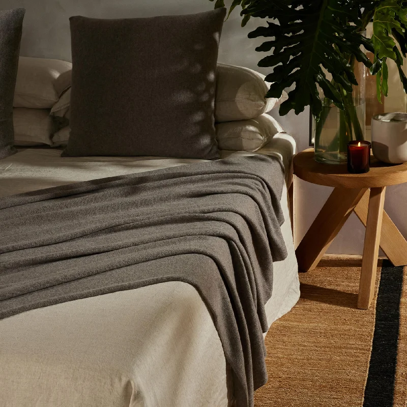 Mohair blankets with a unique sheen and softnessCashmere Knit Blanket - Taupe Melange Mohair blankets with a unique sheen and softnessCashmere Knit Blanket - Taupe Melange