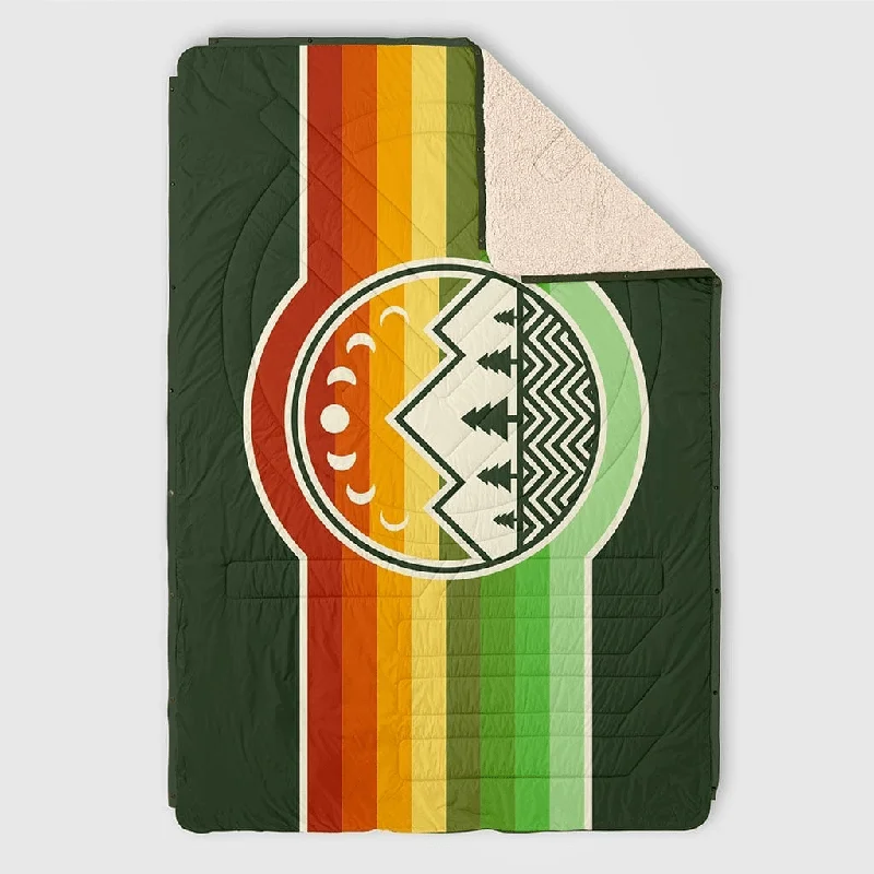 Chenille blankets with a thick and fuzzy textureVOITED CloudTouch® Indoor/Outdoor Camping Blanket - Camp Vibes / Treegreen Chenille blankets with a thick and fuzzy textureVOITED CloudTouch® Indoor/Outdoor Camping Blanket - Camp Vibes / Treegreen
