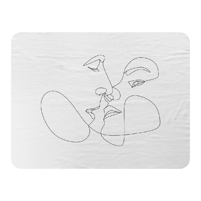 Wool blankets with natural warmth and insulationcouple kiss in line art (Blanket)