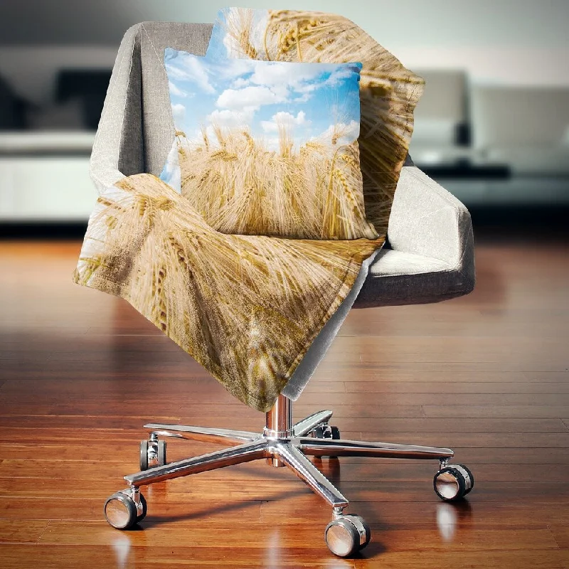 Cotton blankets for breathability and a lightweight feelDesignart 'Barley Field under Blue Sky' Landscape Fleece Throw Blanket Cotton blankets for breathability and a lightweight feelDesignart 'Barley Field under Blue Sky' Landscape Fleece Throw Blanket