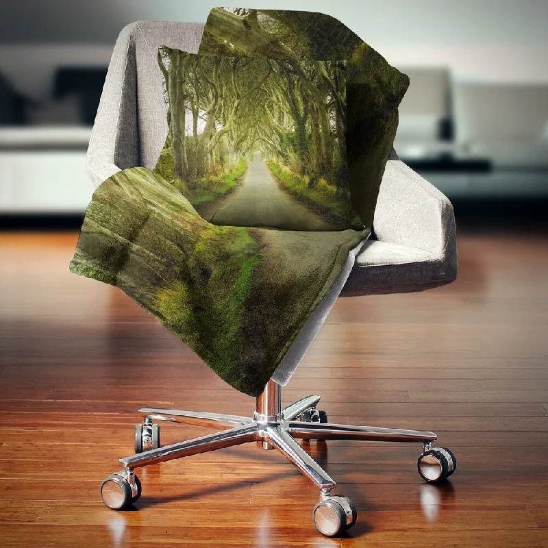 Wool blankets with natural warmth and insulationDesignart 'Dark Hedges Road through Old Trees' Landscape Fleece Throw Blanket Wool blankets with natural warmth and insulationDesignart 'Dark Hedges Road through Old Trees' Landscape Fleece Throw Blanket