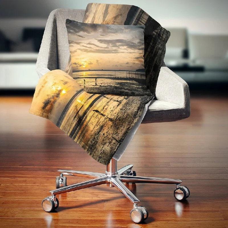 Rayon from bamboo blankets for a silky and breathable feelDesignart 'Dawn at Seaside during Low Tide' Modern Seashore Throw Blanket Rayon from bamboo blankets for a silky and breathable feelDesignart 'Dawn at Seaside during Low Tide' Modern Seashore Throw Blanket