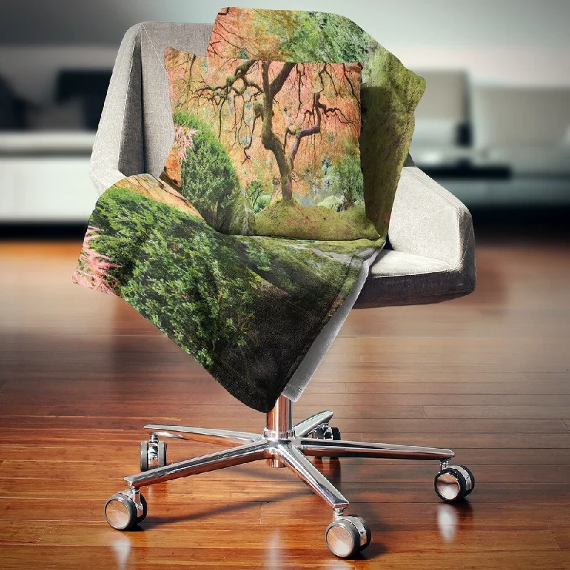 Alpaca wool blankets for a hypoallergenic and warm optionDesignart 'Old Japanese Maple Tree' Landscape Photography Throw Blanket Alpaca wool blankets for a hypoallergenic and warm optionDesignart 'Old Japanese Maple Tree' Landscape Photography Throw Blanket