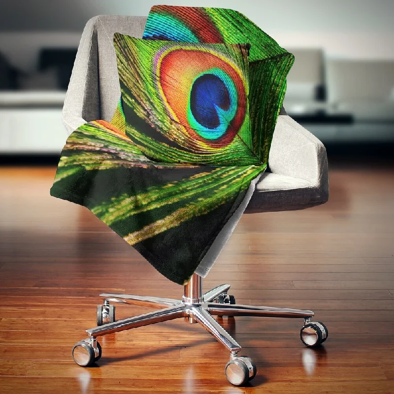 Fleece blankets for a cozy and plush textureDesignart 'Peacock Feather' Photography Throw Blanket Fleece blankets for a cozy and plush textureDesignart 'Peacock Feather' Photography Throw Blanket