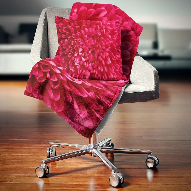 Mohair blankets with a unique sheen and softnessDesignart 'Pink Aster Flower Petals Close up' Floral Throw Blanket Mohair blankets with a unique sheen and softnessDesignart 'Pink Aster Flower Petals Close up' Floral Throw Blanket