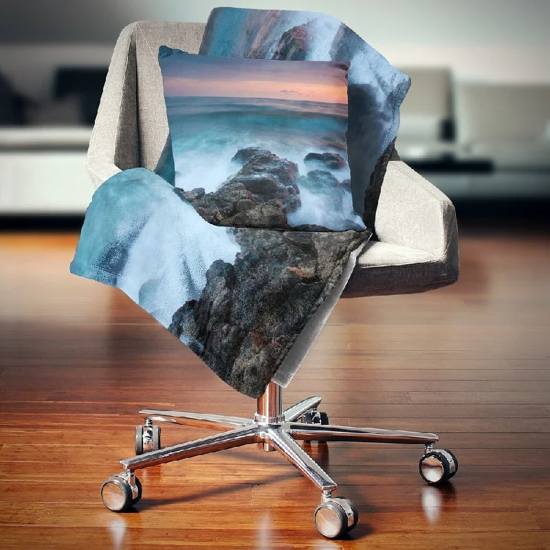 Fleece blankets for a cozy and plush textureDesignart 'Rocky Beach and White Waves' Seashore Throw Blanket Fleece blankets for a cozy and plush textureDesignart 'Rocky Beach and White Waves' Seashore Throw Blanket