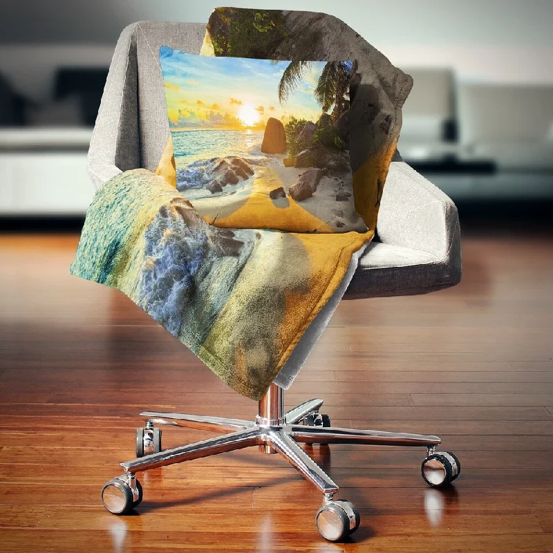 Alpaca wool blankets for a hypoallergenic and warm optionDesignart 'Sunset in Tropical Beach' Landscape Photography Throw Blanket Alpaca wool blankets for a hypoallergenic and warm optionDesignart 'Sunset in Tropical Beach' Landscape Photography Throw Blanket