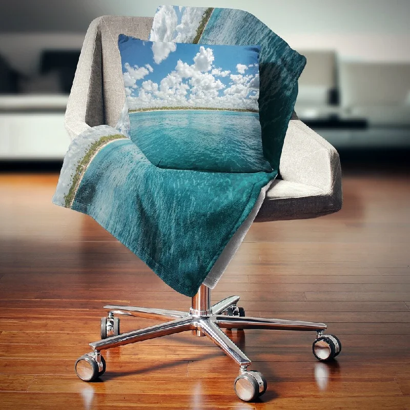 Linen blankets with a rustic and textured lookDesignart 'White Fluffy Clouds Over Sea' Oversized Beach Throw Blanket Linen blankets with a rustic and textured lookDesignart 'White Fluffy Clouds Over Sea' Oversized Beach Throw Blanket