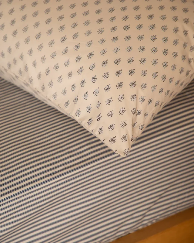 Alpaca wool blankets for a hypoallergenic and warm optionFoxford Navy Ticking Fitted Sheet
