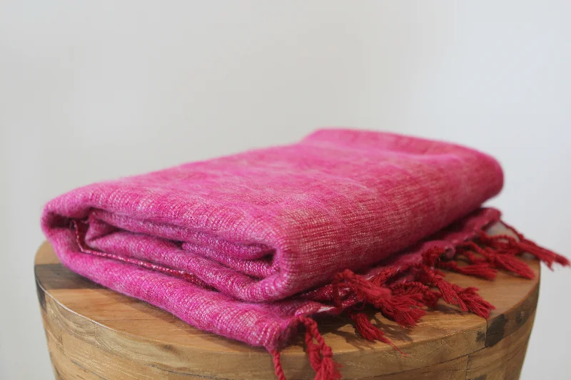 Silk blankets with a smooth and elegant touchHimalayan Yak Shawl - Bright Pink
