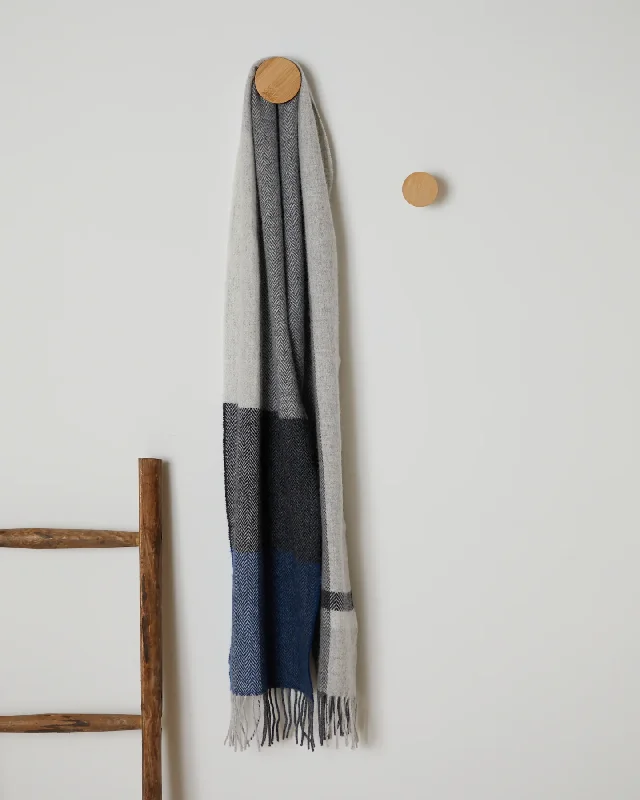 Linen blankets with a rustic and textured lookFoxford Navy Block Stripe Lambswool Scarf Linen blankets with a rustic and textured lookFoxford Navy Block Stripe Lambswool Scarf