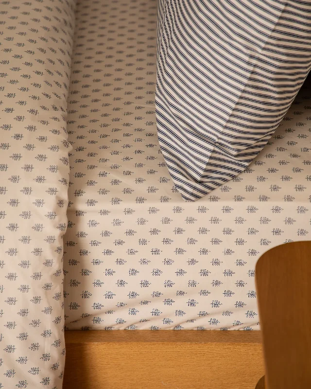 Fleece blankets for a cozy and plush textureFoxford Navy Mini Fern Fitted Sheet